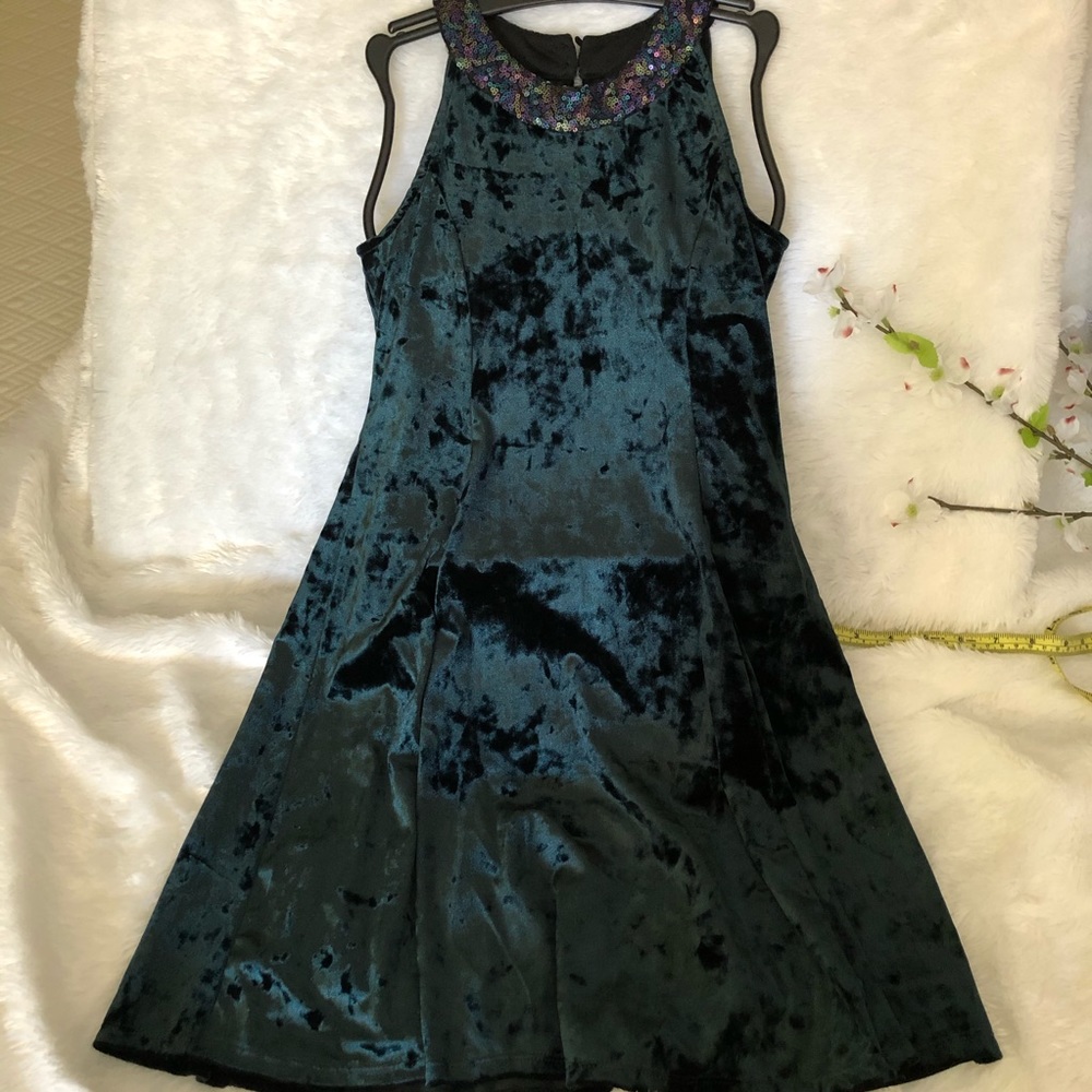 👧🏻 Girls beautiful halter green velvet dress